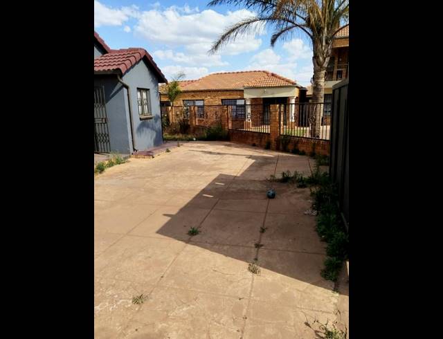 2 BEDROOM HOUSE FOR SALE IN VOSLOORUS